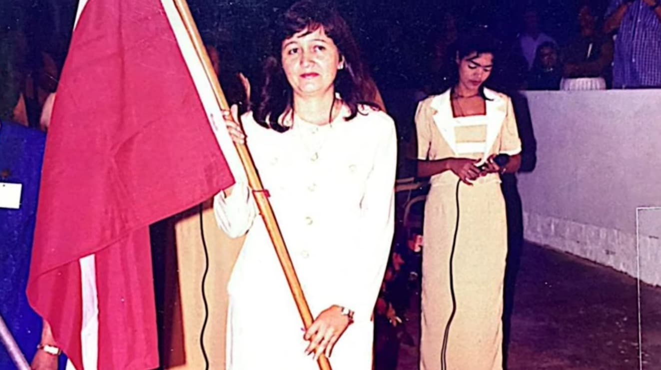 Pastora Val com bandeira