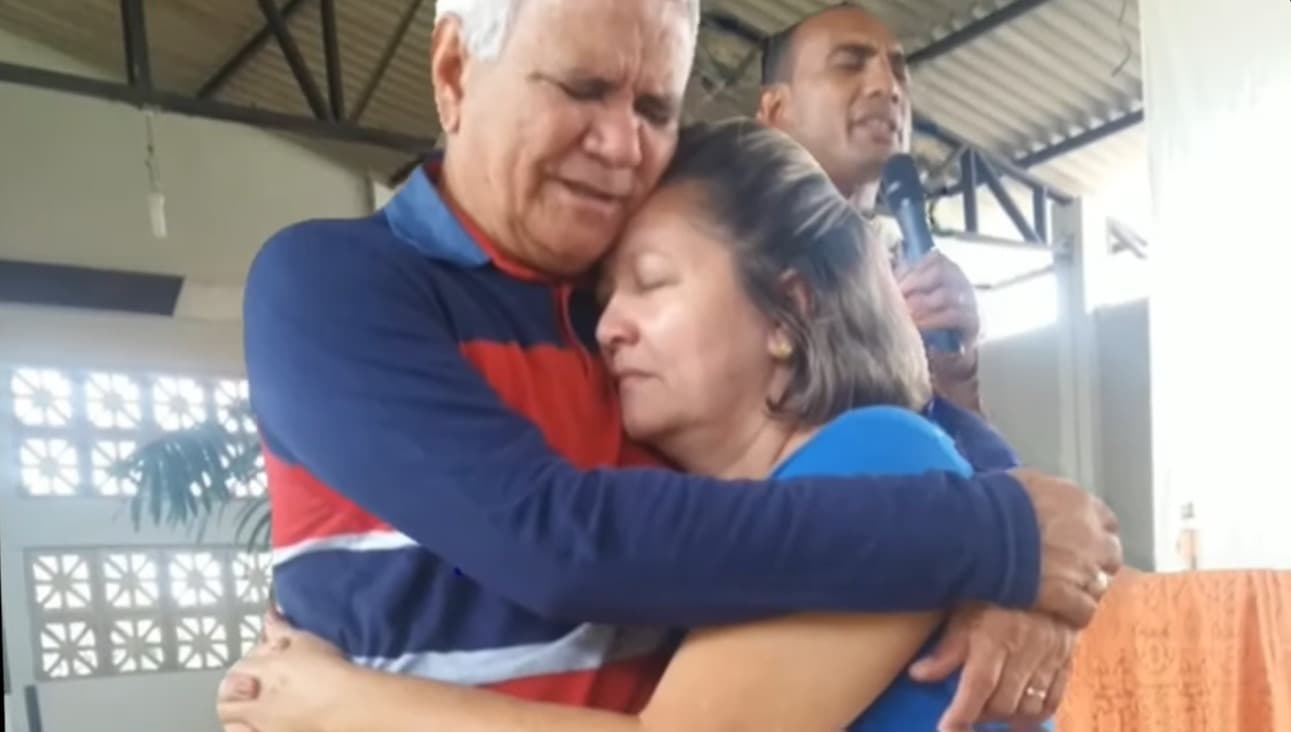 Casal pastoral abraçados