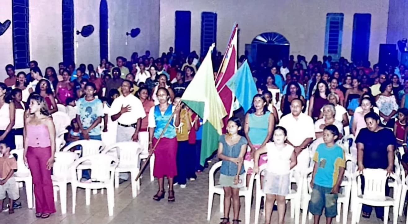 Congregação com bandeiras